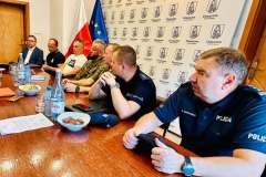 Komendant policji oraz pozostali urzędnicy i przedstawiciele służb przy stole w ramach ćwiczenia Gra decyzyjna ZIELONA WODA 2026.
