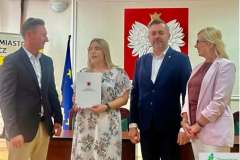 Przedstawiciele samorządów trzymający dokument podczas przekazania funduszy na program Granty Sołeckie Choszczno.