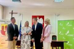 Oficjalne przekazanie dokumentów z udziałem marszałka województwa i przedstawicieli gminy w ramach programu Granty Sołeckie Choszczno.