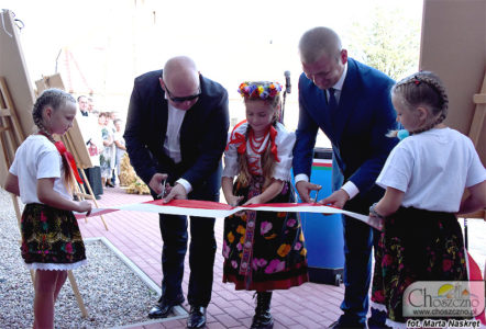 dziewczynki trzymają wstęgę, którą przecinają (od lewej) burmistrz Choszczna Robert Adamczyk, Amelia Leśniańska i radny Krzysztof Połomski z okazji otwarcia świetlicy w Raduniu