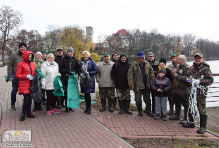 grupa mieszkańców Choszczna biorący udział w sporzątaniu jeziora Klukom