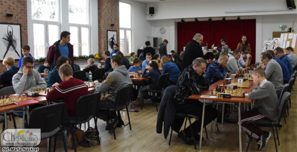 zawodnicy birący udział w turnieju szachowym