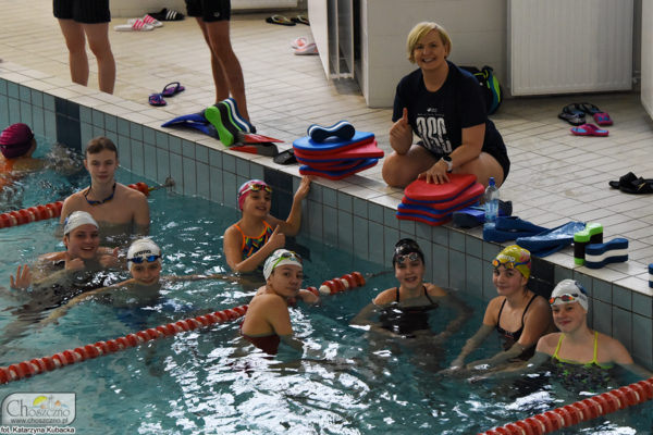 na zdjęciu Otylia Jędrzejczak z grupą młodych pływaków