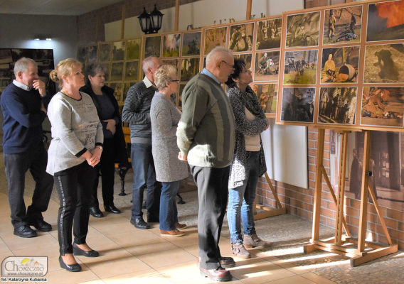 osoby zwiedzające wystawę "Kierunek Choszczno"