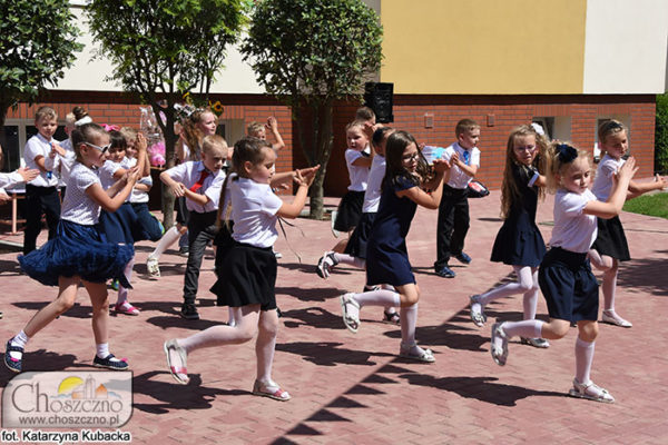 na zdjęciu widać tańczące przedszkolaki