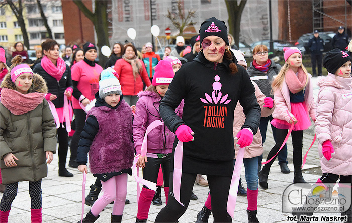 dzieci tańczace w One Billion Rising - taniec przeciwko przemocy