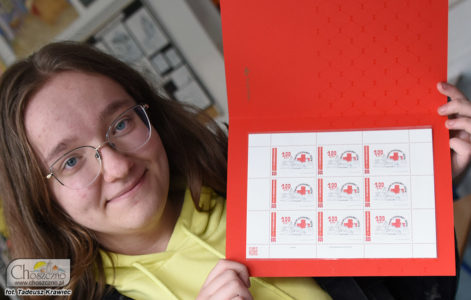 Adrianna Idziak prezentuje swój własny znaczek pocztowy
