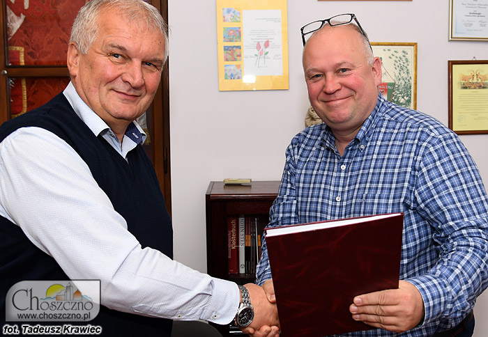 podpisanie umowy na remont dworca od prawj burmistrz Robert Adamczyk i Adnrzej Polak z "Lidexu"