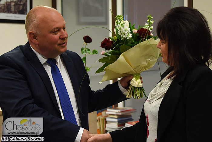 burmistrz Robert Adamczyk wręcza kwiatki Irenie Kozłowskiej
