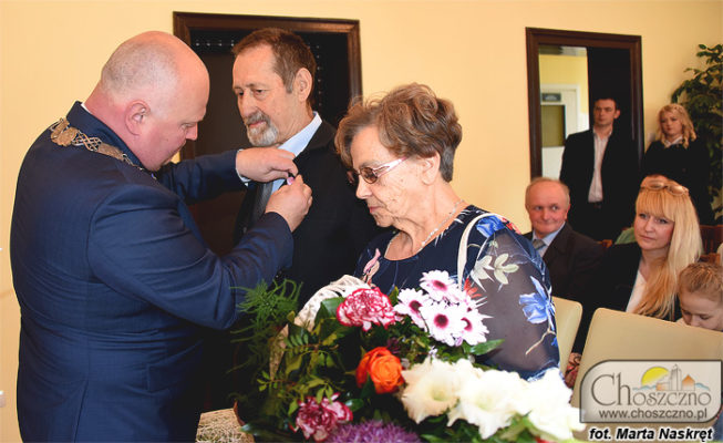 burmistrz Robert Adamczyk przypina medal za dugoletnie pożycie małżeńskie Kazimierzoewi Humiennikowi