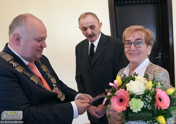 na zdjęciu są państwo Tejchman, którym medale za długoletnie pożycie małżeńskie wręczył burmistrz Robert Adamczyk