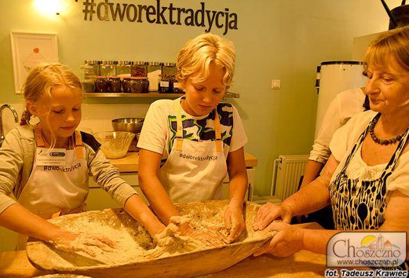 dzieci ze Smolenia uczą się piec chleb