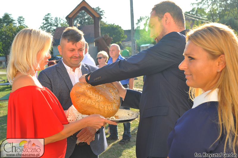 starosotwie dożynek w Piaseczniku dzielą chleb z wiceburmistrzem Łukaszem Młynarczykiem i sołtysem Iwoną Borek