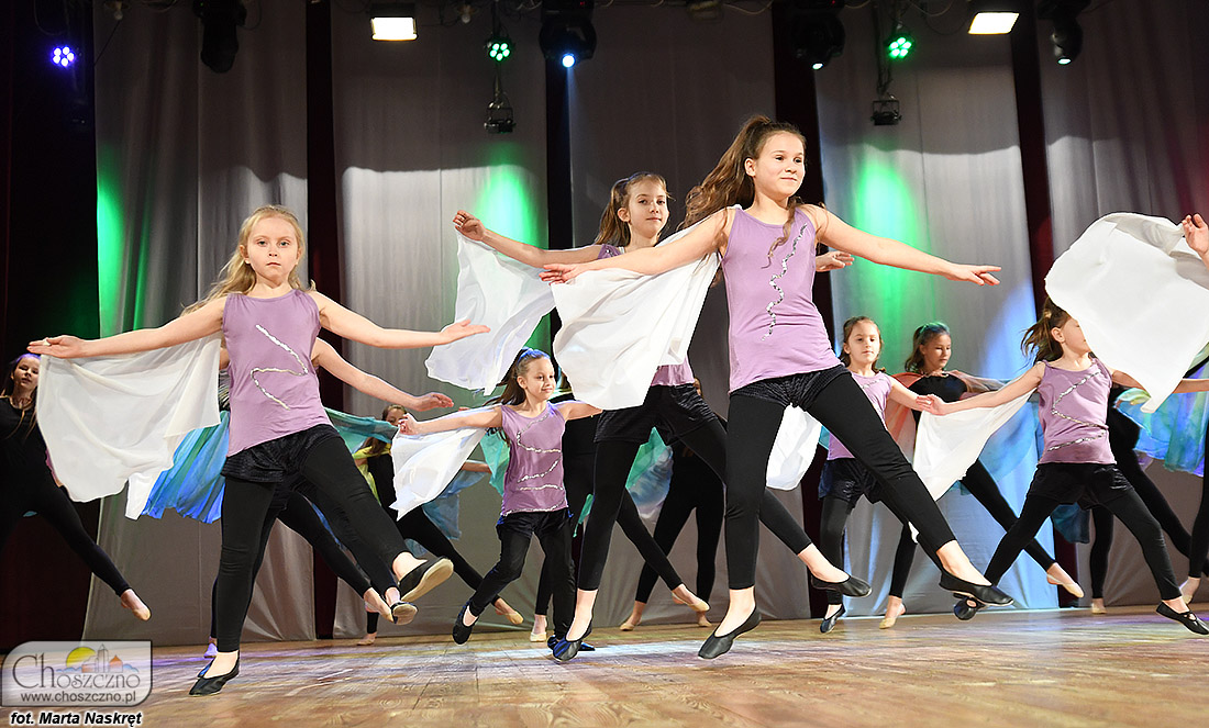 na zdjęciu jest grupa dzieci w kolorowych strojach tańczące taniec współczesny