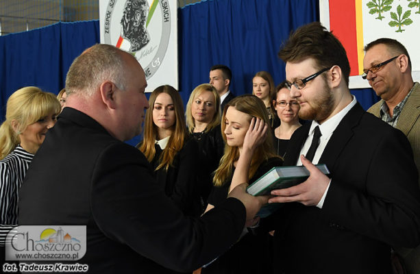 burmistrz Robert Adamczyk wręcza nagrody najlepszym absolwentom ZS nr 2 w Choszcznie