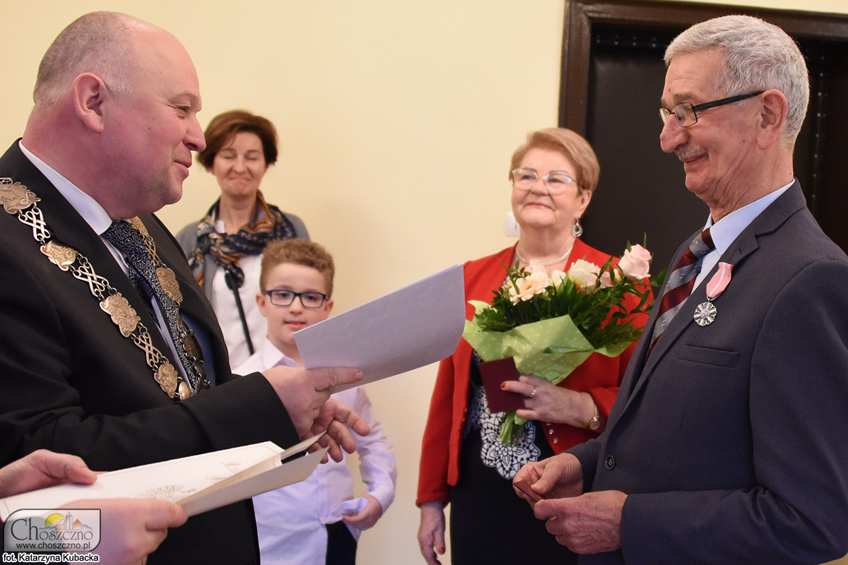 na zdjęciu burmistrz Robert Adamczyk wręcza Medale za Długoletnie Pożycie Małżeńskie państwu Chojecckim