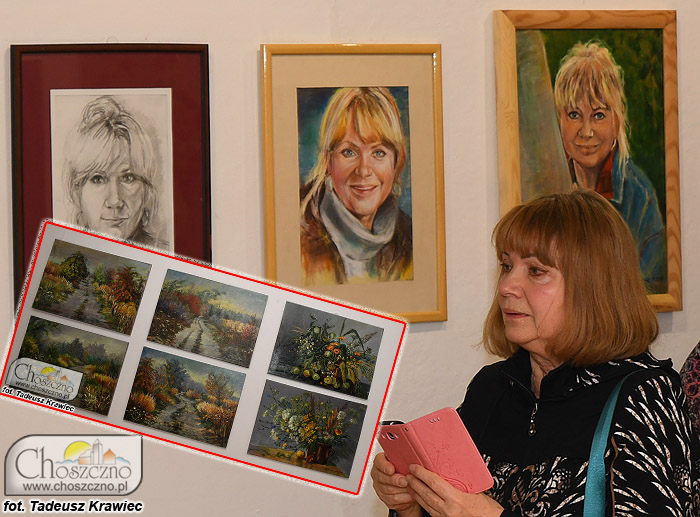 Halina Sobczyk na tle swoich obrazów