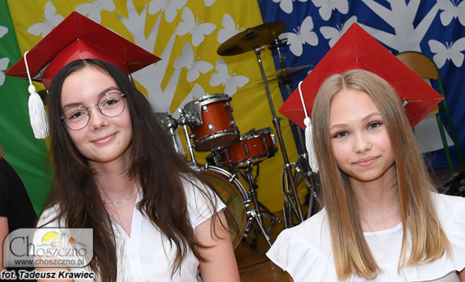 najlepsze ósmoklasistki od lewej Zofia Markiewicz i Joanna Szymczak