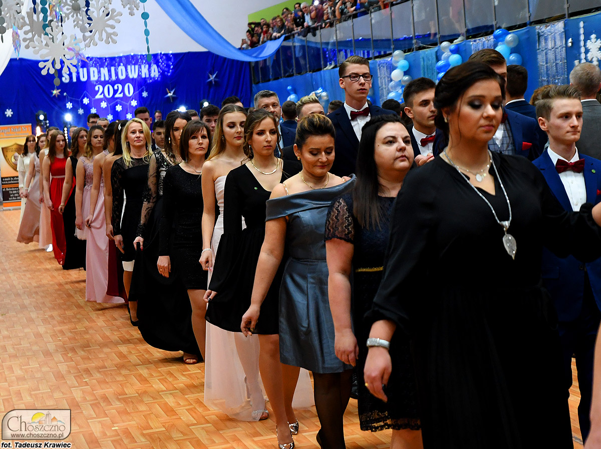 na zdjęciu są maturzyści z Zespołu Szkół nr 1 w Choszcznie, którzy tańczą poloneza
