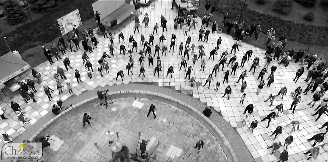 zdjęcie przedstawia uczestników tanca przeciwko przemocy widok z drona