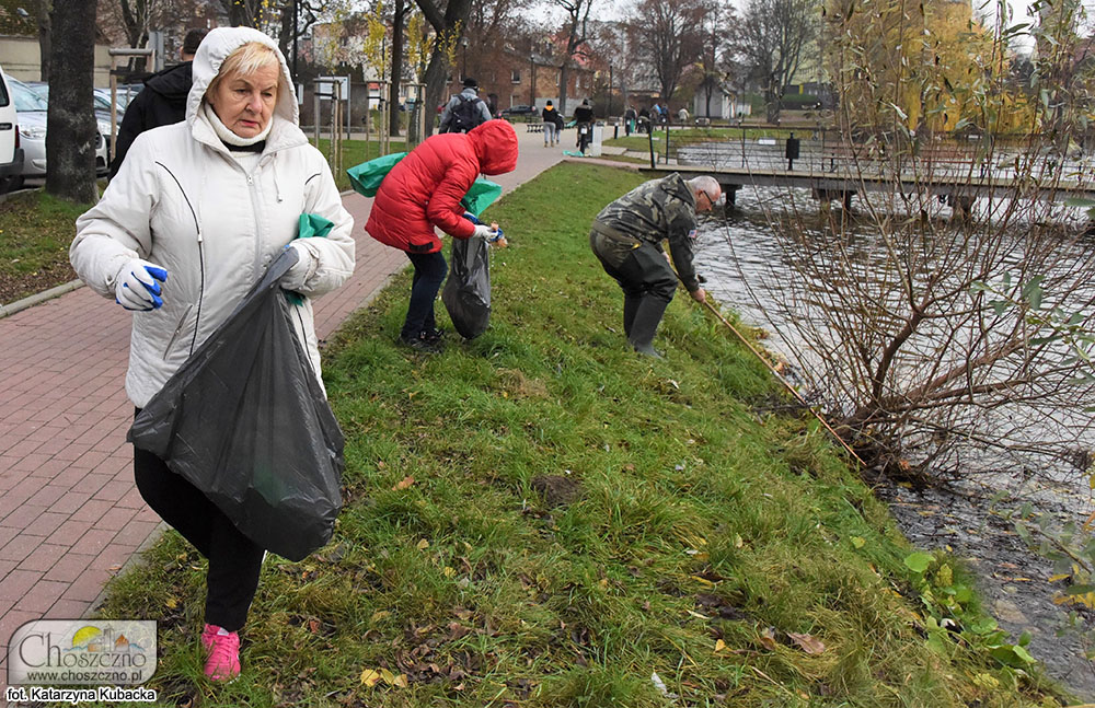 mieszkańcy Choszczna podczas sporzątania jeziora Klukom